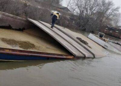 Баржа с 860 тоннами пшеницы затонула на Одесчине: кадры с места происшествия