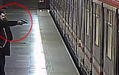 Неизвестный размахивал пистолетом в пражском метро: видео