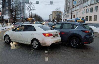 В Твери на пересечении бульвара Шмидта и улицы Благоева столкнулись Mazda и Kia