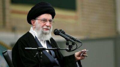 Верховный лидер Ирана помиловал десятки тысяч заключенных