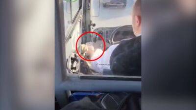Водитель автобуса переписывался во время поездки: что сделали пассажиры