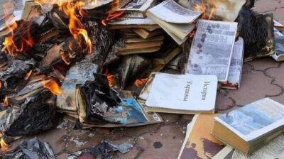 Россияне на оккупированных территориях изымают и сжигают украинские книги – ЦНС