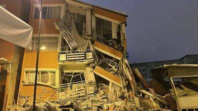 Мощное землетрясение в Турции: десятки жертв и разрушенных зданий