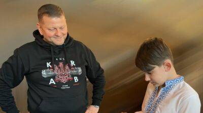 Залужный встретился с юным "украинским Пикассо", собирающим деньги для ВСУ: "Вера в Победу укрепилась"
