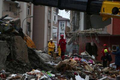 Число погибших после землетрясения в Турции превысило 1 тыс. человек