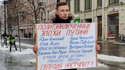 В Петербурге активист вышел на пикет в поддержку политзаключенных