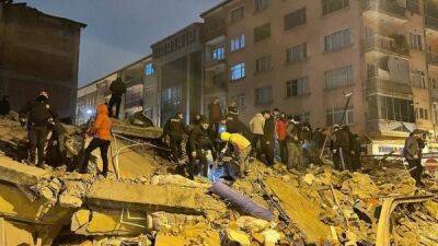 Турцию и Сирию сотрясли два мощных землетрясения. Погибли почти 2 тысячи человек