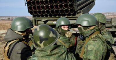 "Идет ва-банк": РФ свозит все военные ресурсы, которые остались, — Подоляк (видео)