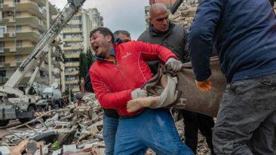 Землетрясение в Турции и Сирии: люди из-под руин молят о помощи