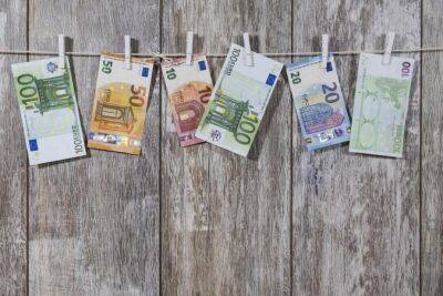 Официальный курс: Евро подешевел на 19 копеек
