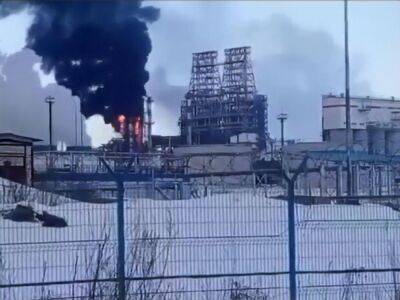 В России загорелся нефтеперерабатывающий завод. Видео
