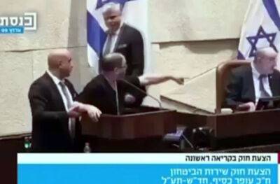 Депутата от арабской партии сняли с трибуны Кнессета за призыв «к восстанию в Израиле»