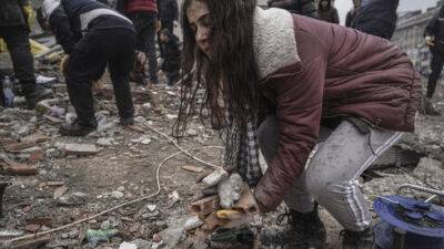 "Где спасатели, мама не выживет": в Турции растет число погибших