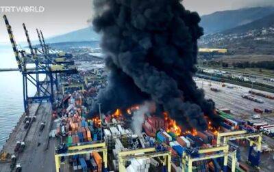 В Турции второй день тушат пожар в порту, случившийся из-за землетрясения