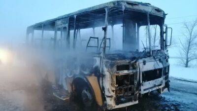Школьный автобус сгорел на трассе в Челябинской области