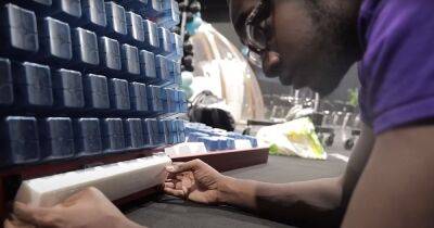 Парень собрал гигантскую клавиатуру, потратив $14 тысяч: зачем она ему нужна (видео)