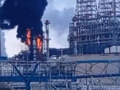 В россии загорелся нефтеперерабатывающий завод “ЛУКОЙЛ” - СМИ