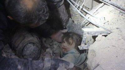 Маленькая девочка откопана живой после 12 часов под руинами: видео