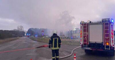 ФОТО, ВИДЕО: в Марупе горит завод дронов; жителей просят закрыть окна