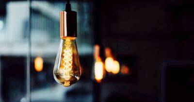 День со светом: когда в областях не будут отключать электричество — график "Укрэнерго"
