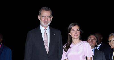Как пижама. Королева Летиция выбрала оригинальный розовый костюм для визита в Анголу