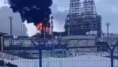 Пламя и черный дым до неба: на россии горит огромный нефтезавод – видео