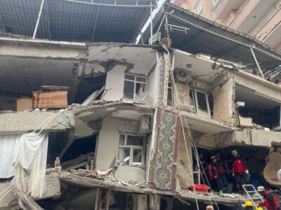 Количество жертв землетрясения в Турции и Сирии превысило 7900 человек