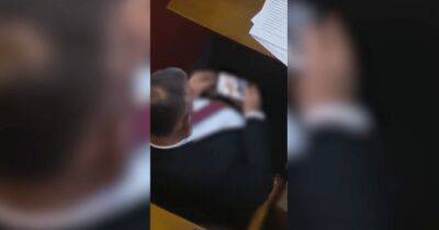 В Сербии депутат смотрел интимный ролик во время выступления президента (видео)