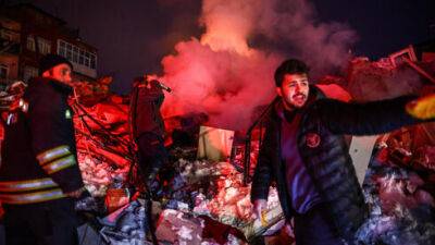 Турция: 5900 жертв землетрясения, люди умирают под завалами
