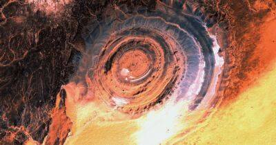 Таинственный "Глас Сахары": как появилась гигантская воронка диаметром 40 км