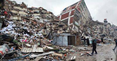 Больше двух суток под завалами: в Турции после землетрясения до сих пор находят живых людей