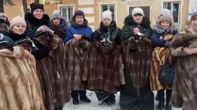 "От чистого сердца": женам погибших оккупантов на Донбассе раздали по шубе