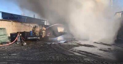 В Ростовской области вспыхнул пожар на нефтеперерабатывающем заводе (видео)
