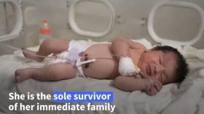 В Сирии из-под завалов дома спасли младенца, связанного пуповиной с мертвой матерью