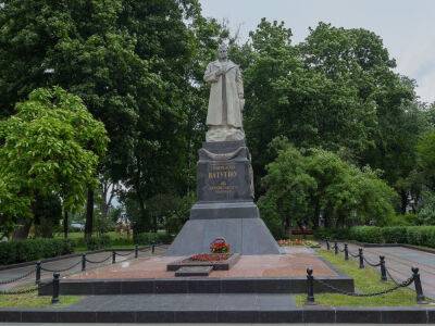 Минкульт разрешил демонтаж памятников Чкалову и Ватутину в Киеве. Чкалова снесут сегодня, Ватутина – завтра