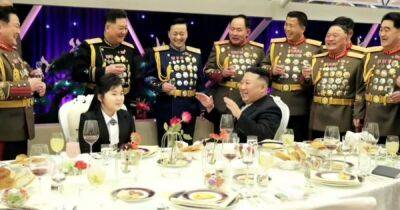 Генералы в медалях и колье в форме ракеты. Ким Чен Ын показал новые фото своей дочки