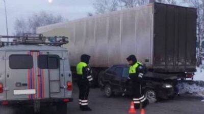 В Татарстане ВАЗ врезался в фуру, водитель легкового автомобиля погиб
