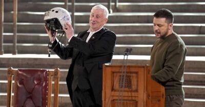 Спикер парламента Британии получил в подарок от Зеленского шлем украинского пилота-аса