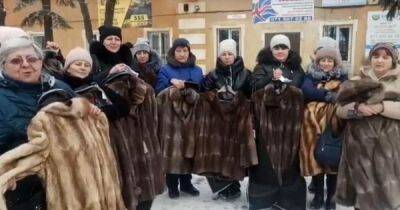 Белых "Лад" на всех не хватает: вдовам оккупантам из "ДНР" подарили 21 шубу, — СМИ (фото)