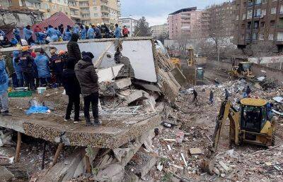 В Турции под завалами после землетрясения оказалась семья россиян