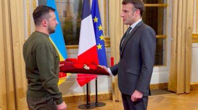 Президент Франции наградил Зеленского орденом Почётного легиона