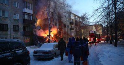 Взрыв и большой пожар: в российском Новосибирске обвалился подъезд жилого дома (видео, фото)