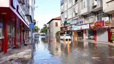 Уровень моря в турецком Искендеруне поднялся, жителей ряда районов эвакуируют