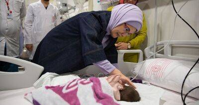 Реджеп Тайип Эрдоган - Эмина Эрдоган - Супруга Эрдогана посетила младенцев, доставленных в Анкару из зоны землетрясения - dialog.tj - Сирия - Турция - Анкара