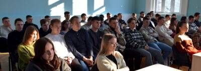 Дружным поднятием рук ответила молодёжь Гомеля на вопрос, готова ли она защищать Беларусь.