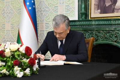 Мирзиёев посетил посольство Турции в Узбекистане и выразил соболезнования