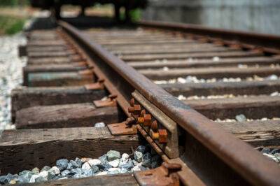 В Кашкадарье оползень сошел на железную дорогу. Движение поездов временно приостановлено