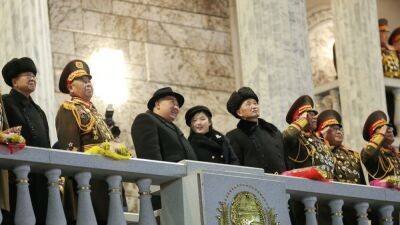 Лидер КНДР появился на военном параде вместе с младшей дочерью