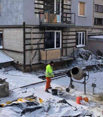 В Харькове восстанавливают после обстрелов жилой дом в районе Кулиничей