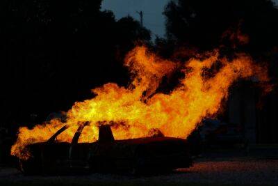 Поджог в Рамле: 6 автомобилей сгорели на стоянке